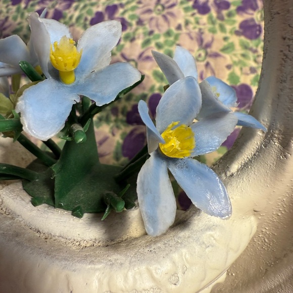 Vintage wall hanging. Plaster with faux periwinkle flowers 6x7.5” oval - Picture 8 of 8